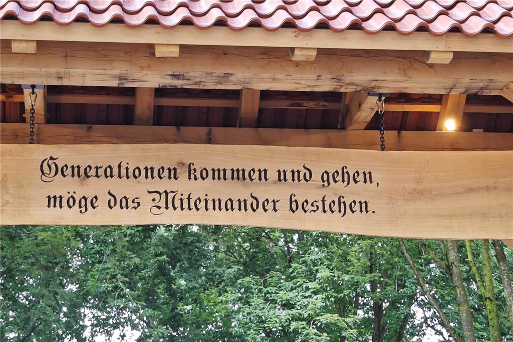 Viele befreundete Vereine aus Alstätte und Umgebung sind zum Jubiläum des Schützenvereins Schmäinghook gekommen. Alleine 15 Kutschen fuhren durch den Ort.