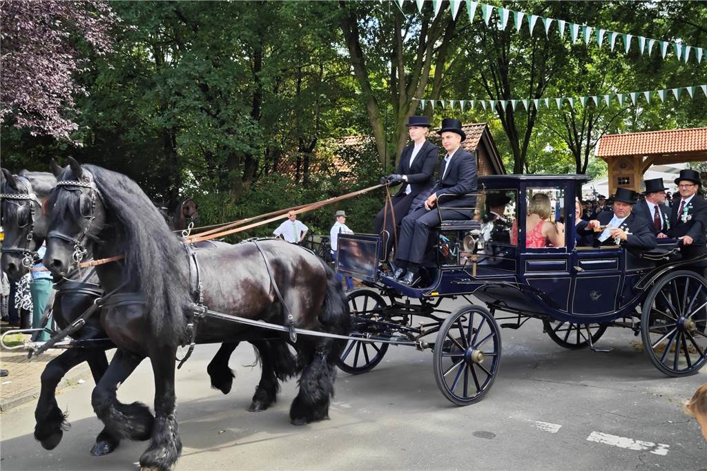 Viele befreundete Vereine aus Alstätte und Umgebung sind zum Jubiläum des Schützenvereins Schmäinghook gekommen. Alleine 15 Kutschen fuhren durch den Ort.