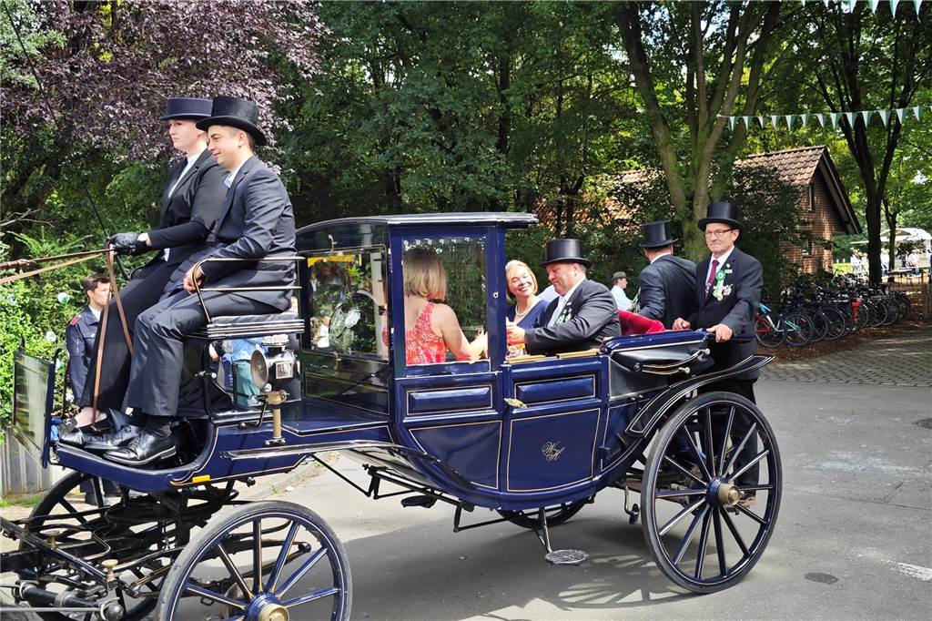 Viele befreundete Vereine aus Alstätte und Umgebung sind zum Jubiläum des Schützenvereins Schmäinghook gekommen. Alleine 15 Kutschen fuhren durch den Ort.