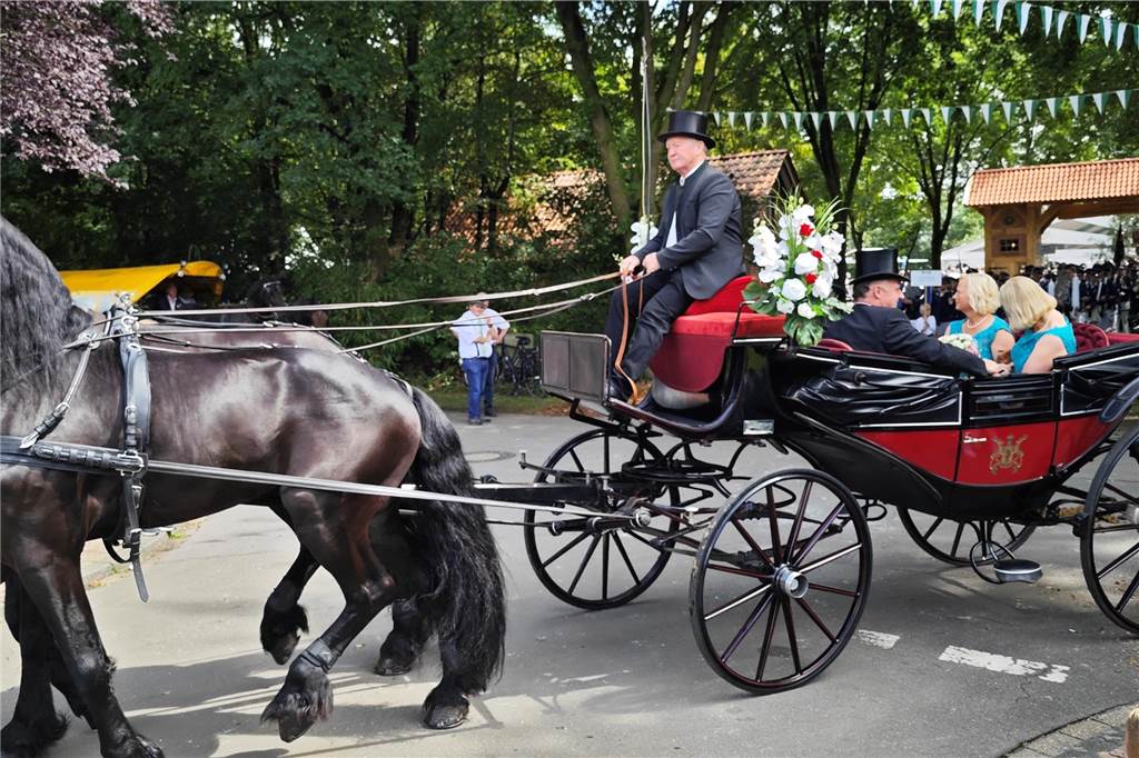 Viele befreundete Vereine aus Alstätte und Umgebung sind zum Jubiläum des Schützenvereins Schmäinghook gekommen. Alleine 15 Kutschen fuhren durch den Ort.