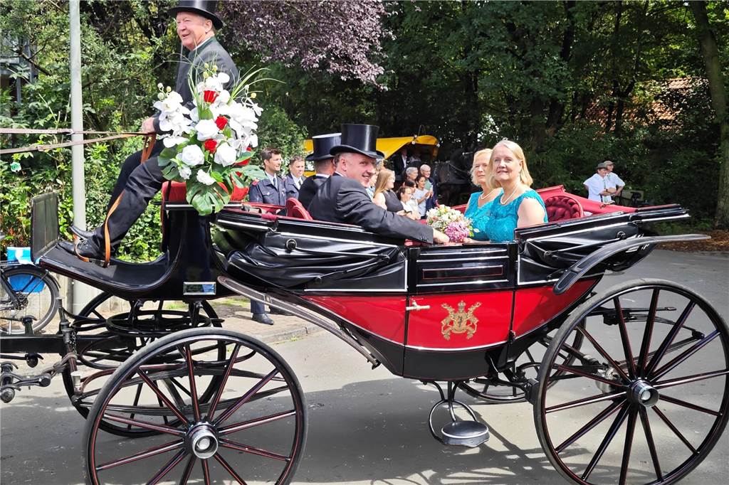 Viele befreundete Vereine aus Alstätte und Umgebung sind zum Jubiläum des Schützenvereins Schmäinghook gekommen. Alleine 15 Kutschen fuhren durch den Ort.