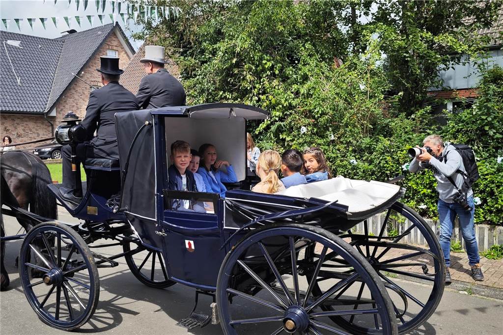 Viele befreundete Vereine aus Alstätte und Umgebung sind zum Jubiläum des Schützenvereins Schmäinghook gekommen. Alleine 15 Kutschen fuhren durch den Ort.