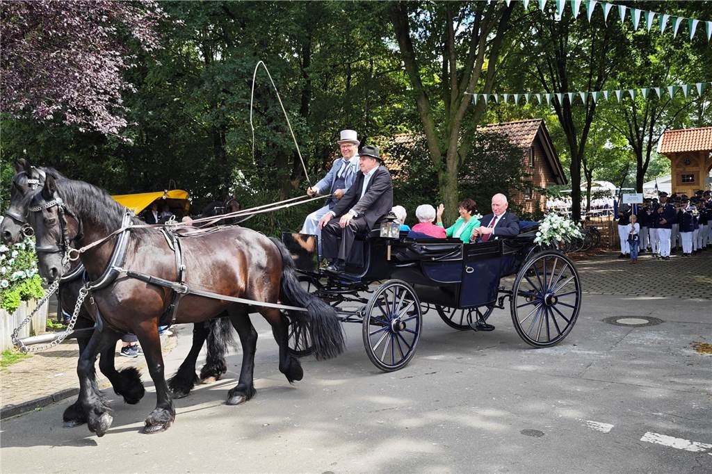 Viele befreundete Vereine aus Alstätte und Umgebung sind zum Jubiläum des Schützenvereins Schmäinghook gekommen. Alleine 15 Kutschen fuhren durch den Ort.