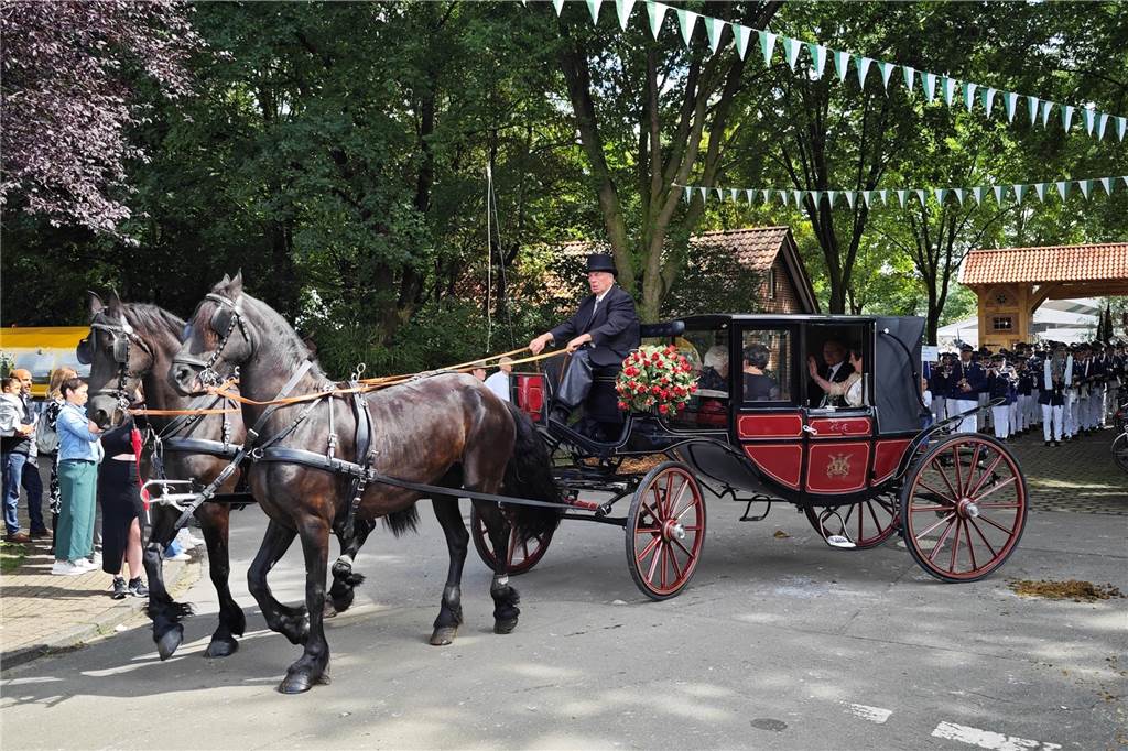 Viele befreundete Vereine aus Alstätte und Umgebung sind zum Jubiläum des Schützenvereins Schmäinghook gekommen. Alleine 15 Kutschen fuhren durch den Ort.