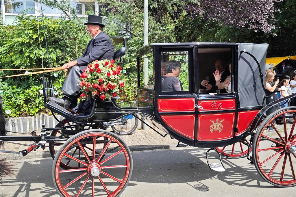 Viele befreundete Vereine aus Alstätte und Umgebung sind zum Jubiläum des Schützenvereins Schmäinghook gekommen. Alleine 15 Kutschen fuhren durch den Ort.