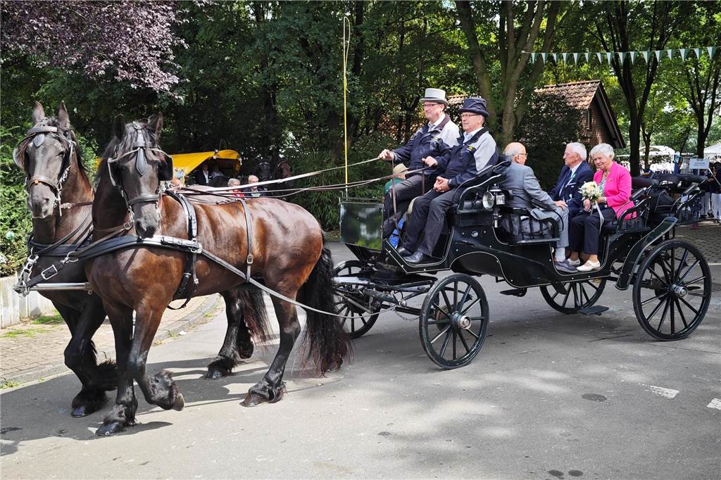 Viele befreundete Vereine aus Alstätte und Umgebung sind zum Jubiläum des Schützenvereins Schmäinghook gekommen. Alleine 15 Kutschen fuhren durch den Ort.