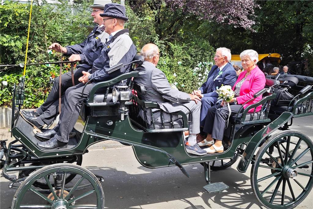 Viele befreundete Vereine aus Alstätte und Umgebung sind zum Jubiläum des Schützenvereins Schmäinghook gekommen. Alleine 15 Kutschen fuhren durch den Ort.