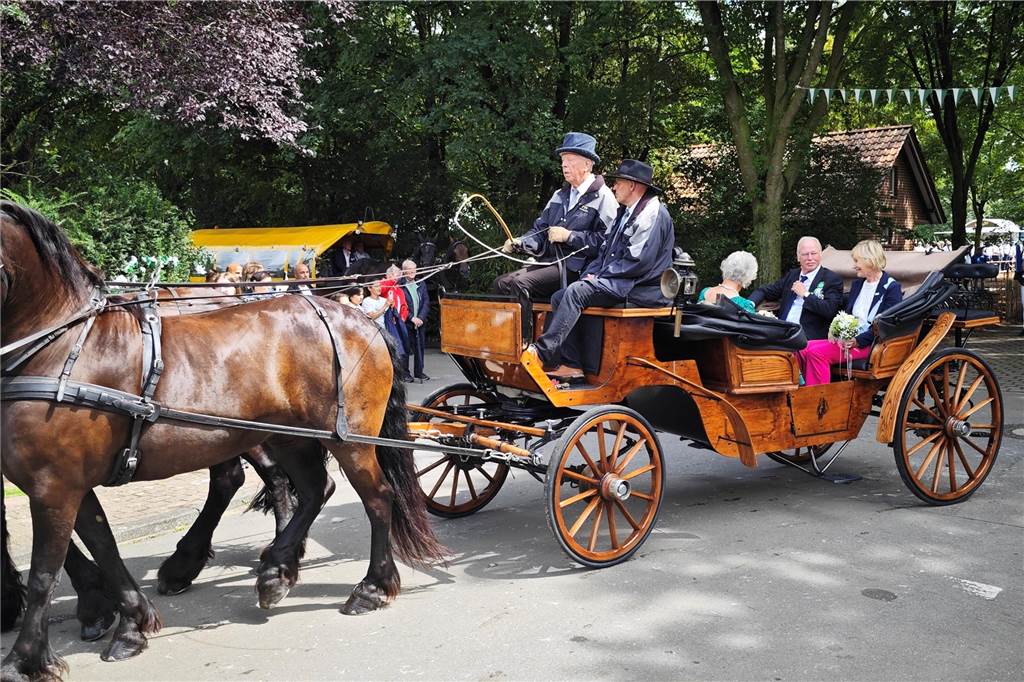 Viele befreundete Vereine aus Alstätte und Umgebung sind zum Jubiläum des Schützenvereins Schmäinghook gekommen. Alleine 15 Kutschen fuhren durch den Ort.
