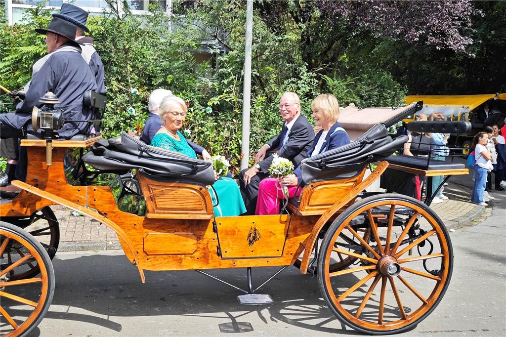 Viele befreundete Vereine aus Alstätte und Umgebung sind zum Jubiläum des Schützenvereins Schmäinghook gekommen. Alleine 15 Kutschen fuhren durch den Ort.