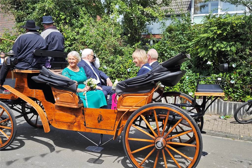 Viele befreundete Vereine aus Alstätte und Umgebung sind zum Jubiläum des Schützenvereins Schmäinghook gekommen. Alleine 15 Kutschen fuhren durch den Ort.