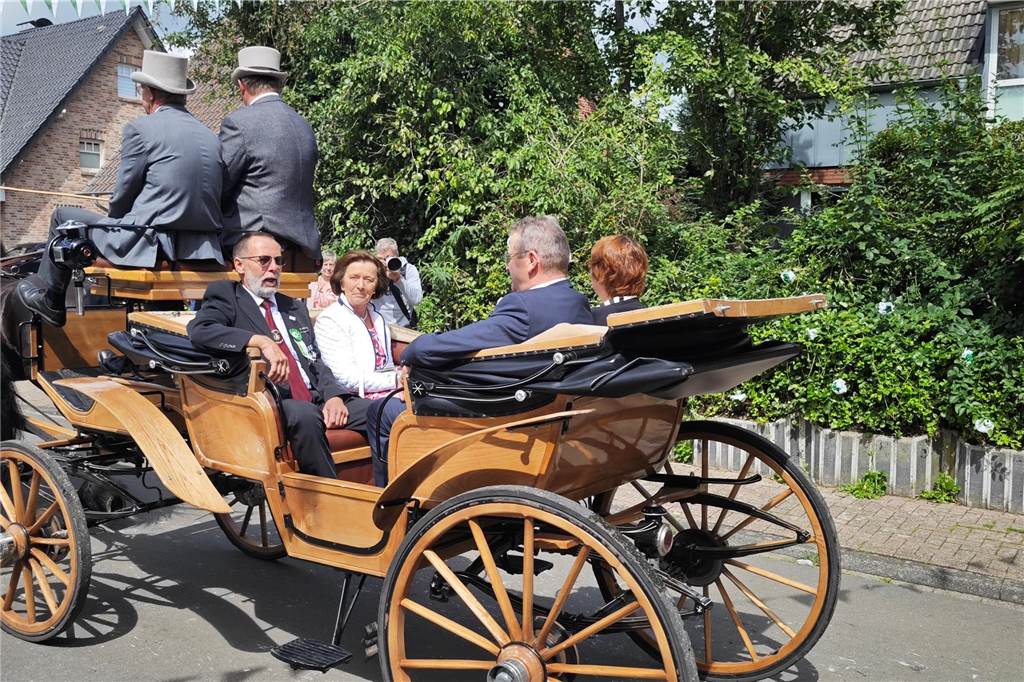 Viele befreundete Vereine aus Alstätte und Umgebung sind zum Jubiläum des Schützenvereins Schmäinghook gekommen. Alleine 15 Kutschen fuhren durch den Ort.