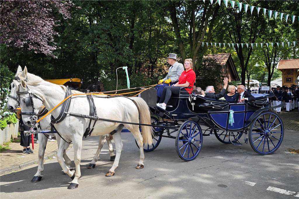 Viele befreundete Vereine aus Alstätte und Umgebung sind zum Jubiläum des Schützenvereins Schmäinghook gekommen. Alleine 15 Kutschen fuhren durch den Ort.