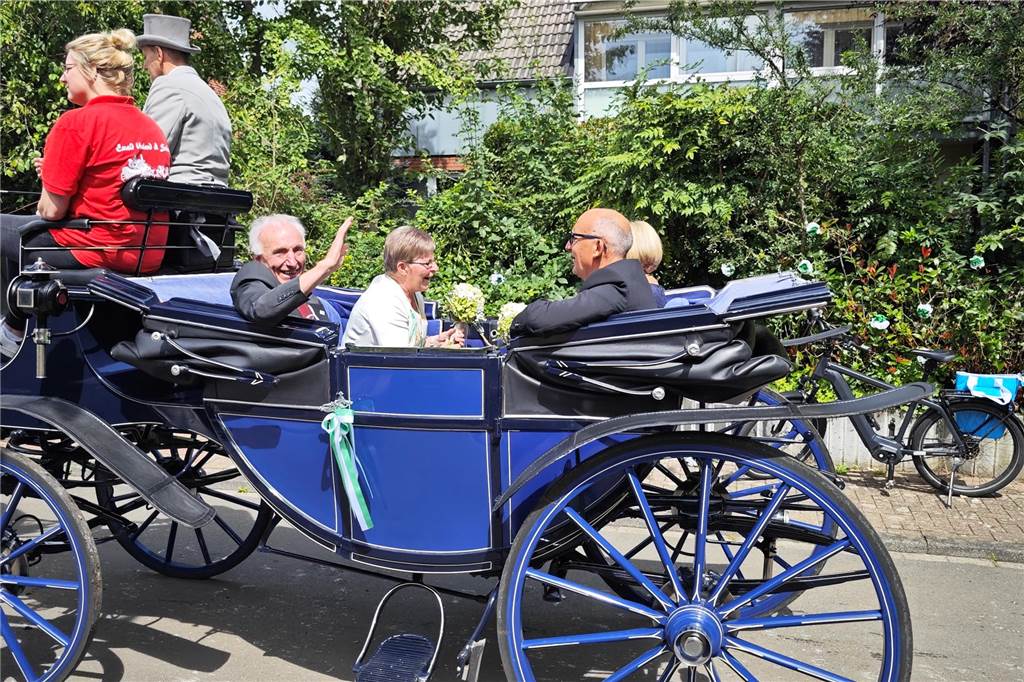 Viele befreundete Vereine aus Alstätte und Umgebung sind zum Jubiläum des Schützenvereins Schmäinghook gekommen. Alleine 15 Kutschen fuhren durch den Ort.