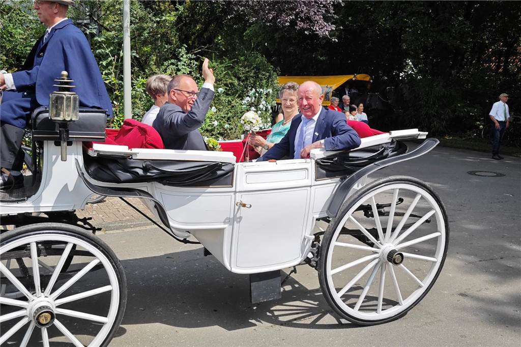 Viele befreundete Vereine aus Alstätte und Umgebung sind zum Jubiläum des Schützenvereins Schmäinghook gekommen. Alleine 15 Kutschen fuhren durch den Ort.
