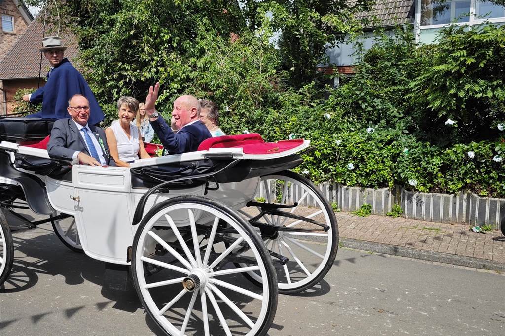 Viele befreundete Vereine aus Alstätte und Umgebung sind zum Jubiläum des Schützenvereins Schmäinghook gekommen. Alleine 15 Kutschen fuhren durch den Ort.