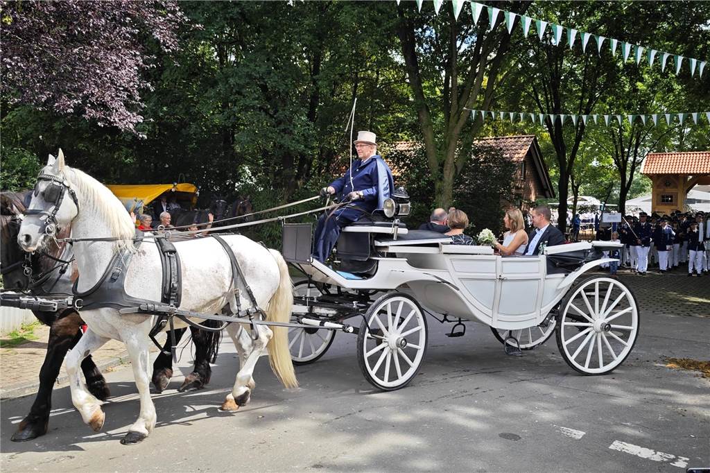 Viele befreundete Vereine aus Alstätte und Umgebung sind zum Jubiläum des Schützenvereins Schmäinghook gekommen. Alleine 15 Kutschen fuhren durch den Ort.