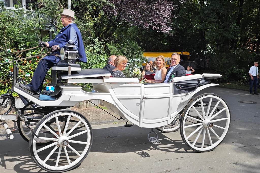 Viele befreundete Vereine aus Alstätte und Umgebung sind zum Jubiläum des Schützenvereins Schmäinghook gekommen. Alleine 15 Kutschen fuhren durch den Ort.