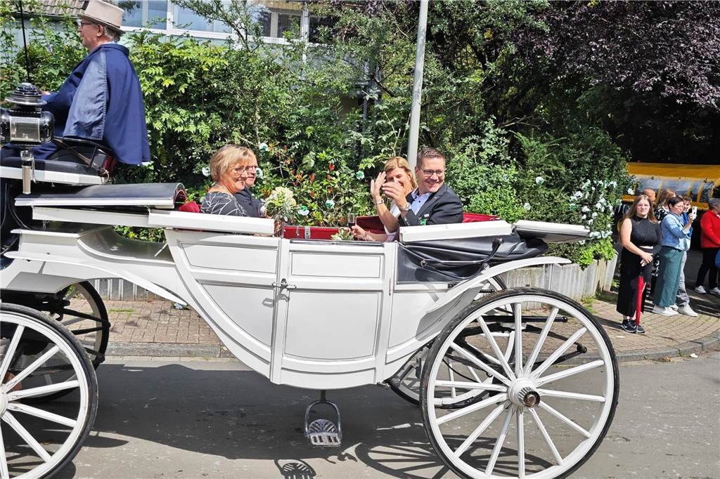Viele befreundete Vereine aus Alstätte und Umgebung sind zum Jubiläum des Schützenvereins Schmäinghook gekommen. Alleine 15 Kutschen fuhren durch den Ort.