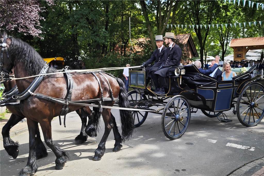 Viele befreundete Vereine aus Alstätte und Umgebung sind zum Jubiläum des Schützenvereins Schmäinghook gekommen. Alleine 15 Kutschen fuhren durch den Ort.