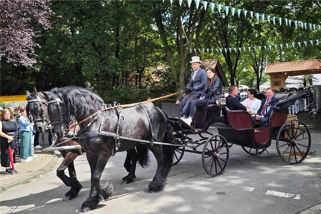 Viele befreundete Vereine aus Alstätte und Umgebung sind zum Jubiläum des Schützenvereins Schmäinghook gekommen. Alleine 15 Kutschen fuhren durch den Ort.