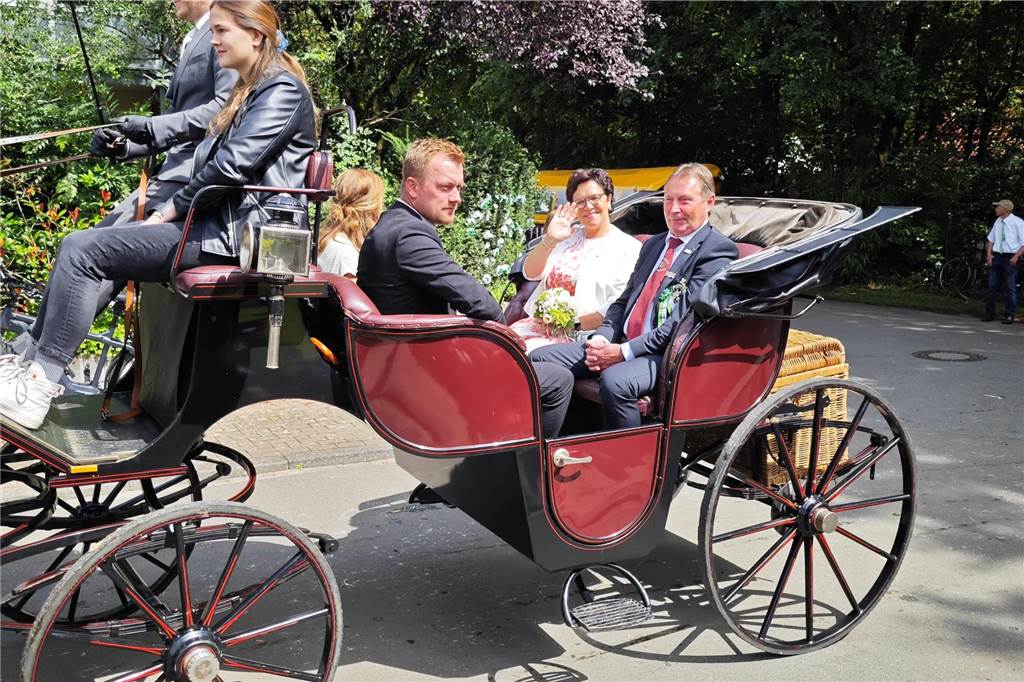Viele befreundete Vereine aus Alstätte und Umgebung sind zum Jubiläum des Schützenvereins Schmäinghook gekommen. Alleine 15 Kutschen fuhren durch den Ort.