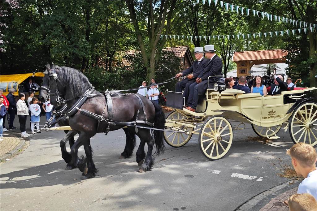 Viele befreundete Vereine aus Alstätte und Umgebung sind zum Jubiläum des Schützenvereins Schmäinghook gekommen. Alleine 15 Kutschen fuhren durch den Ort.