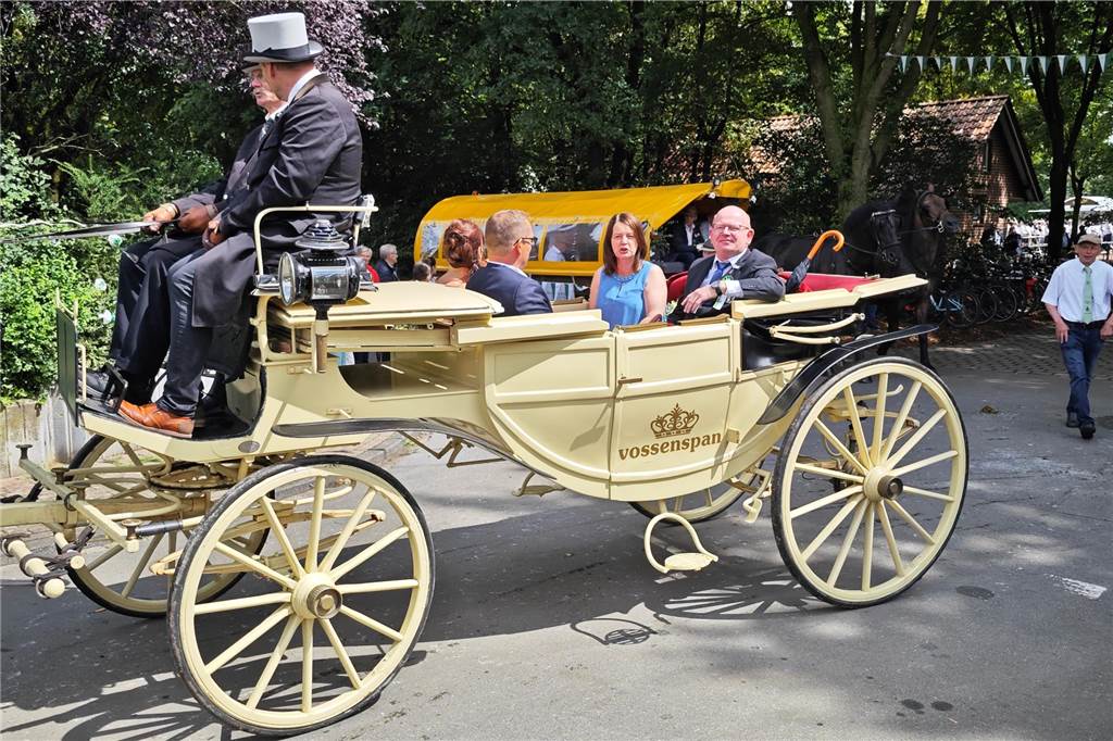 Viele befreundete Vereine aus Alstätte und Umgebung sind zum Jubiläum des Schützenvereins Schmäinghook gekommen. Alleine 15 Kutschen fuhren durch den Ort.