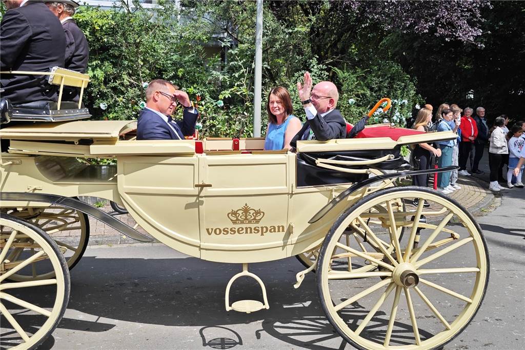 Viele befreundete Vereine aus Alstätte und Umgebung sind zum Jubiläum des Schützenvereins Schmäinghook gekommen. Alleine 15 Kutschen fuhren durch den Ort.