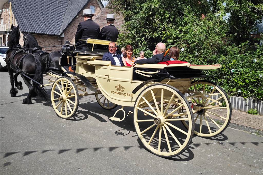 Viele befreundete Vereine aus Alstätte und Umgebung sind zum Jubiläum des Schützenvereins Schmäinghook gekommen. Alleine 15 Kutschen fuhren durch den Ort.
