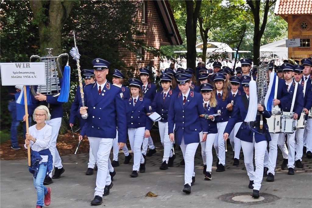 Viele befreundete Vereine aus Alstätte und Umgebung sind zum Jubiläum des Schützenvereins Schmäinghook gekommen. Alleine 15 Kutschen fuhren durch den Ort.