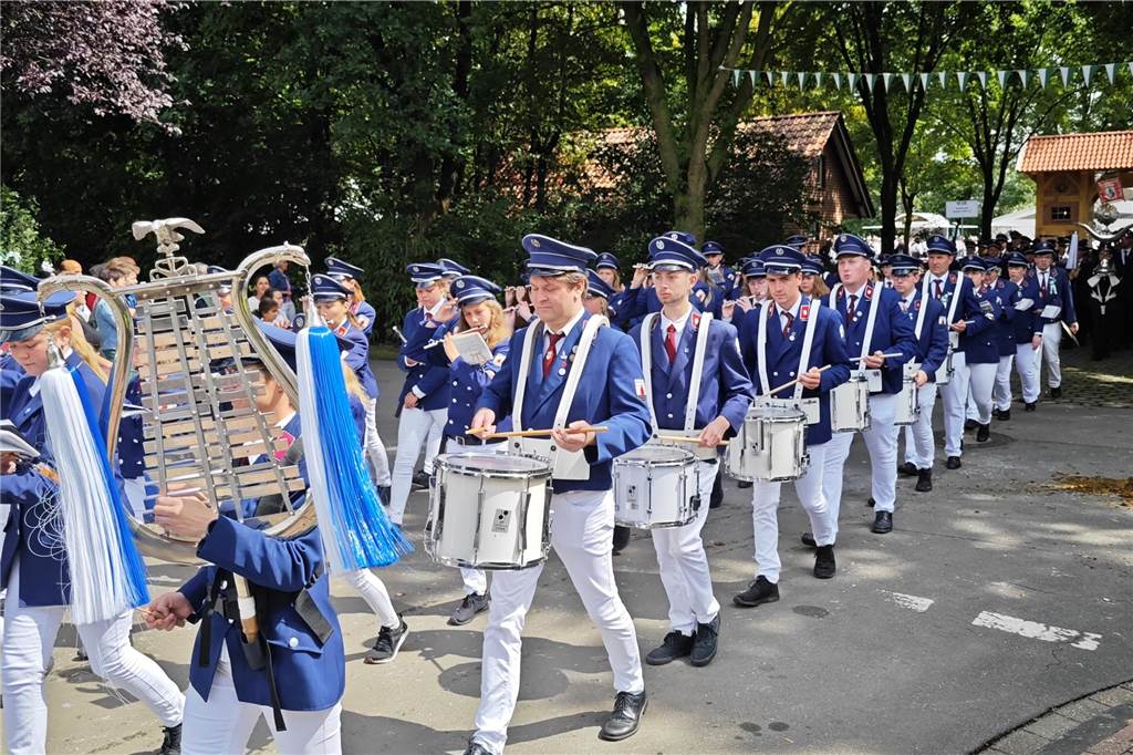 Viele befreundete Vereine aus Alstätte und Umgebung sind zum Jubiläum des Schützenvereins Schmäinghook gekommen. Alleine 15 Kutschen fuhren durch den Ort.