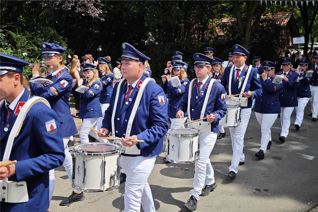 Viele befreundete Vereine aus Alstätte und Umgebung sind zum Jubiläum des Schützenvereins Schmäinghook gekommen. Alleine 15 Kutschen fuhren durch den Ort.