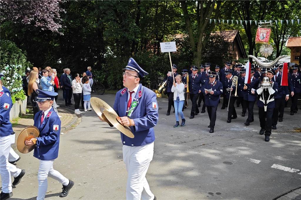 Viele befreundete Vereine aus Alstätte und Umgebung sind zum Jubiläum des Schützenvereins Schmäinghook gekommen. Alleine 15 Kutschen fuhren durch den Ort.