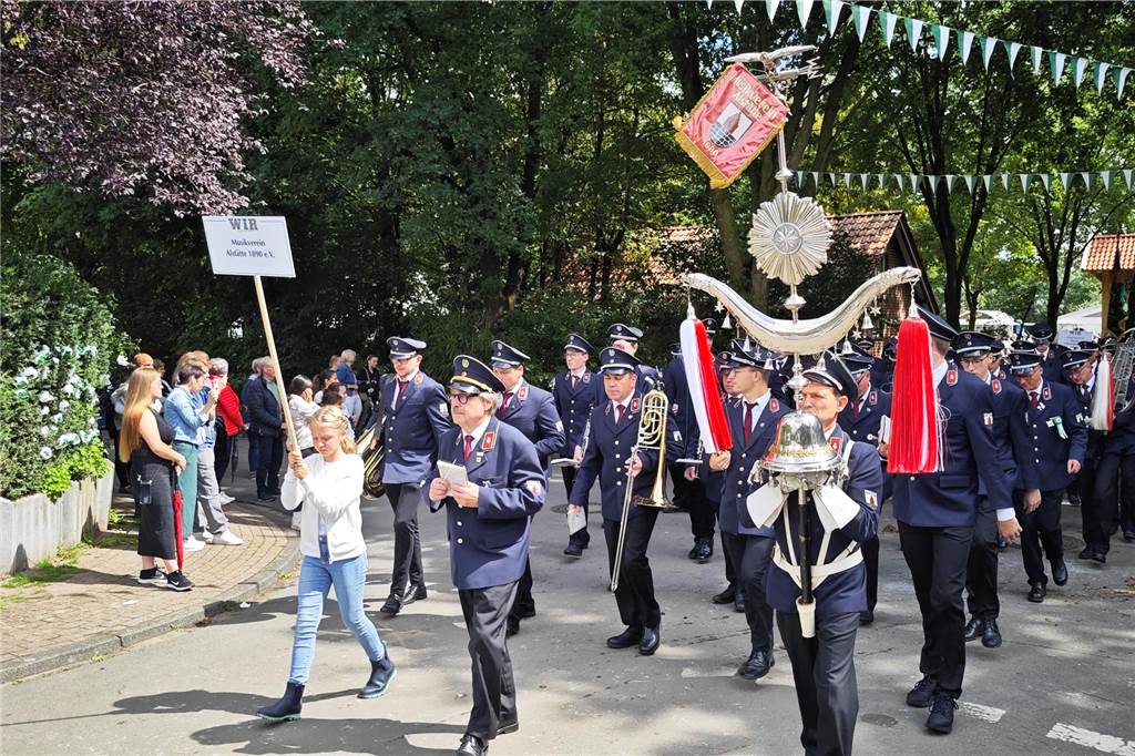 Viele befreundete Vereine aus Alstätte und Umgebung sind zum Jubiläum des Schützenvereins Schmäinghook gekommen. Alleine 15 Kutschen fuhren durch den Ort.