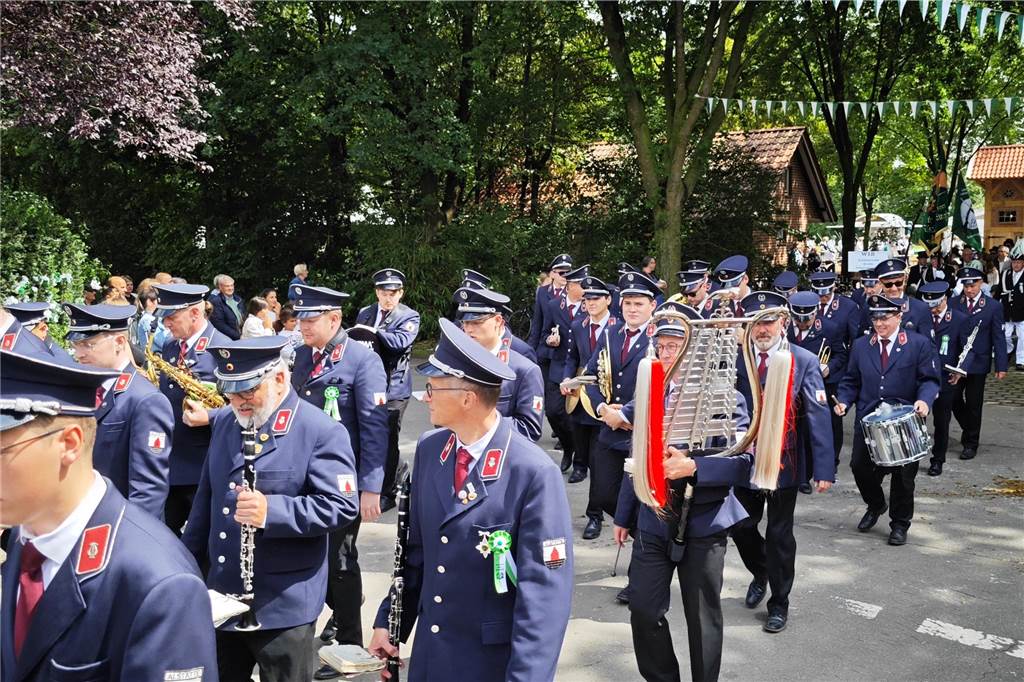 Viele befreundete Vereine aus Alstätte und Umgebung sind zum Jubiläum des Schützenvereins Schmäinghook gekommen. Alleine 15 Kutschen fuhren durch den Ort.