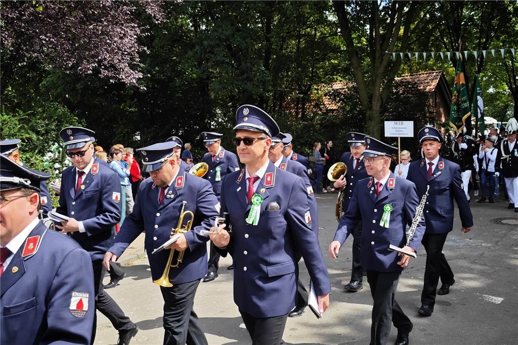 Viele befreundete Vereine aus Alstätte und Umgebung sind zum Jubiläum des Schützenvereins Schmäinghook gekommen. Alleine 15 Kutschen fuhren durch den Ort.