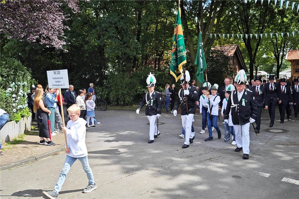 Viele befreundete Vereine aus Alstätte und Umgebung sind zum Jubiläum des Schützenvereins Schmäinghook gekommen. Alleine 15 Kutschen fuhren durch den Ort.