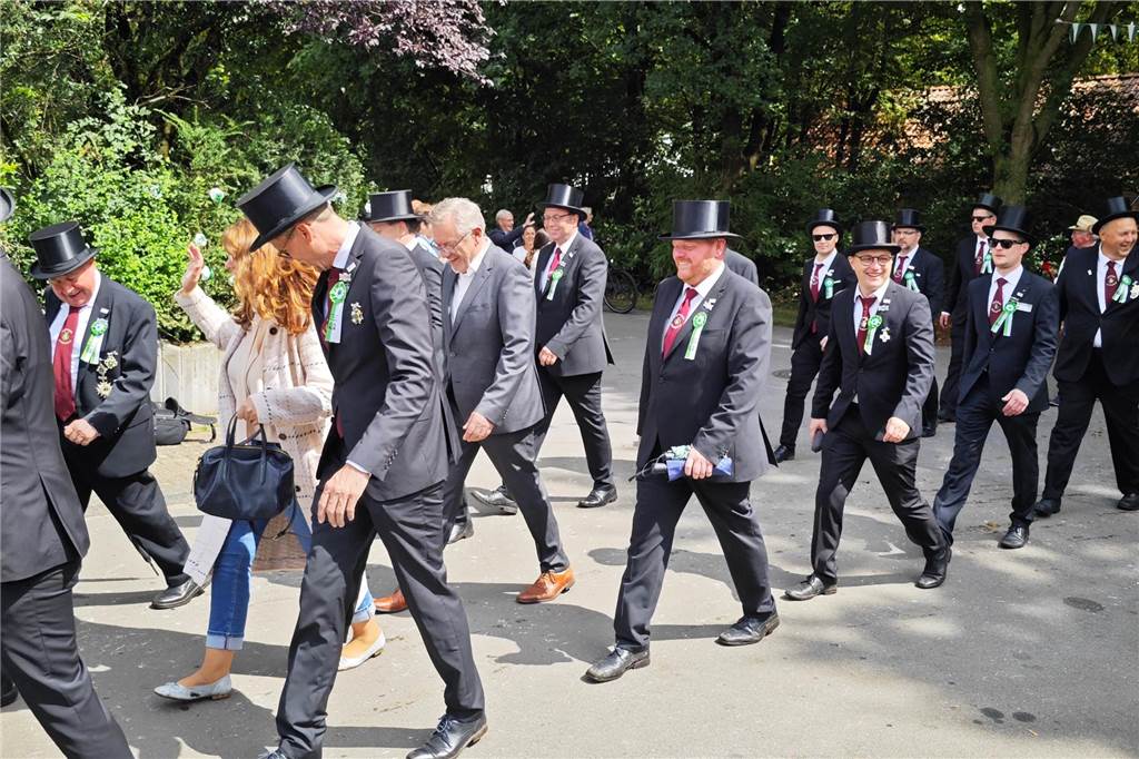 Viele befreundete Vereine aus Alstätte und Umgebung sind zum Jubiläum des Schützenvereins Schmäinghook gekommen. Alleine 15 Kutschen fuhren durch den Ort.