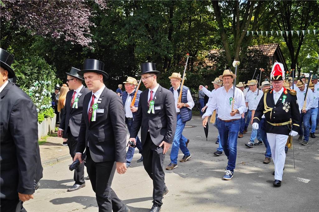 Viele befreundete Vereine aus Alstätte und Umgebung sind zum Jubiläum des Schützenvereins Schmäinghook gekommen. Alleine 15 Kutschen fuhren durch den Ort.