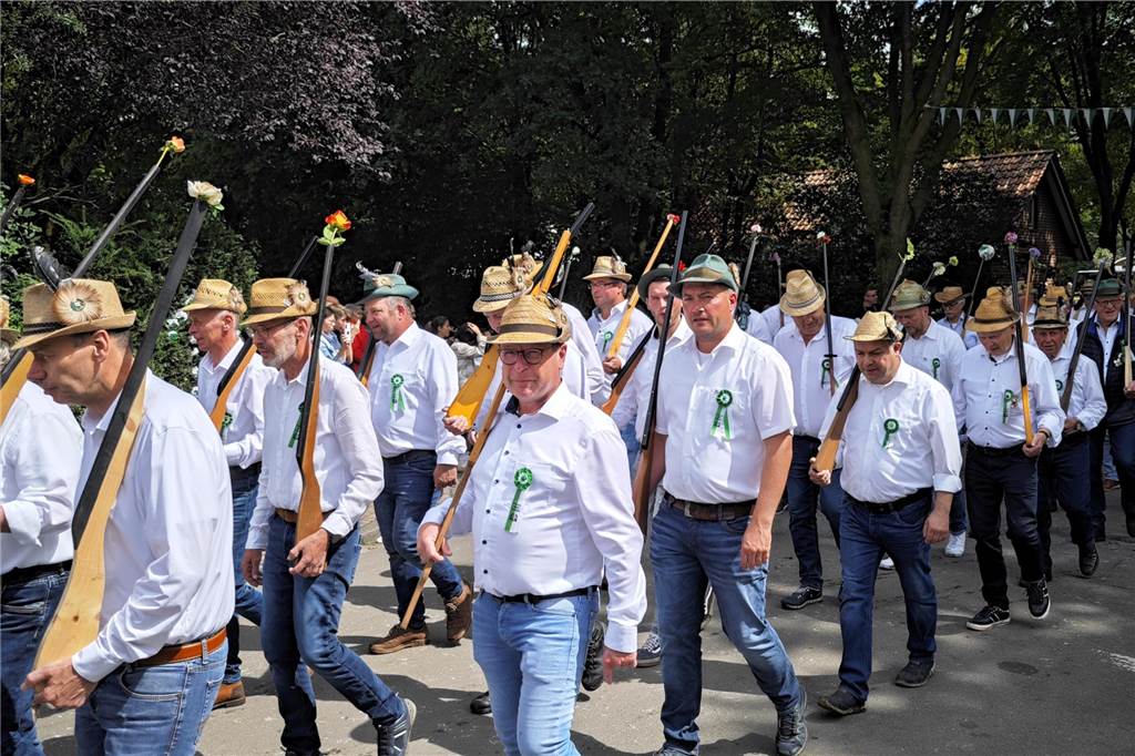 Viele befreundete Vereine aus Alstätte und Umgebung sind zum Jubiläum des Schützenvereins Schmäinghook gekommen. Alleine 15 Kutschen fuhren durch den Ort.