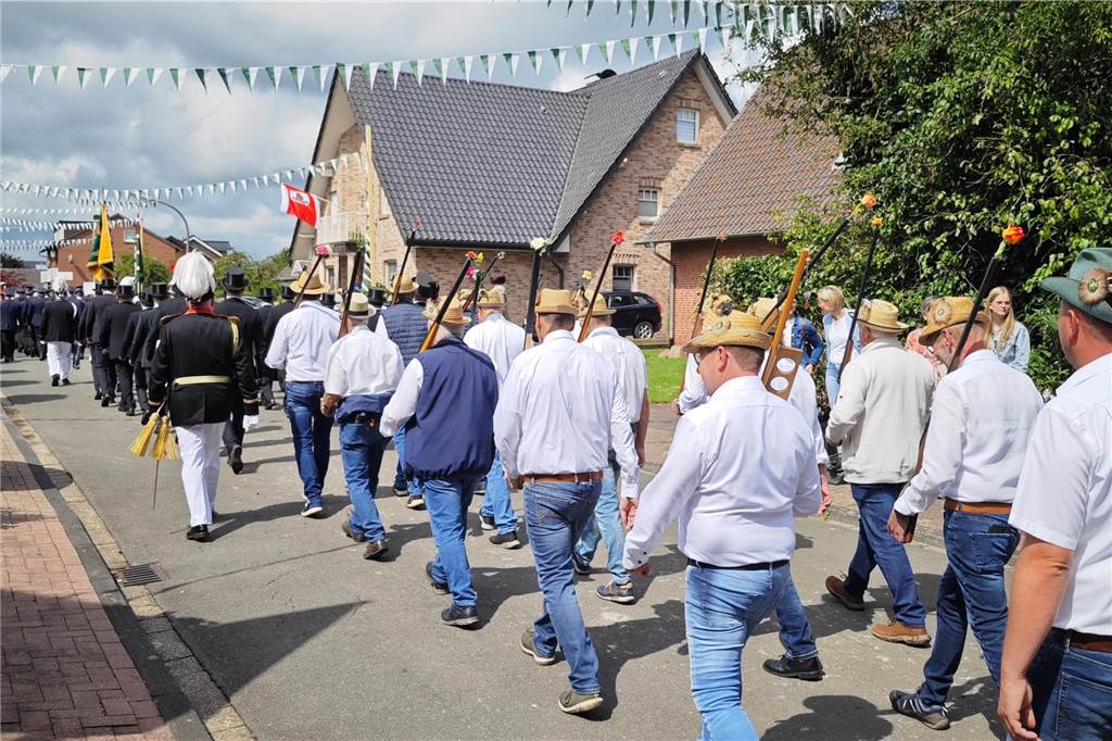 Viele befreundete Vereine aus Alstätte und Umgebung sind zum Jubiläum des Schützenvereins Schmäinghook gekommen. Alleine 15 Kutschen fuhren durch den Ort.