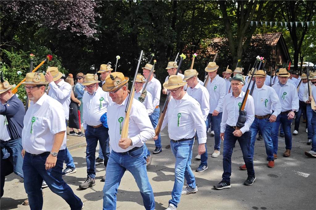 Viele befreundete Vereine aus Alstätte und Umgebung sind zum Jubiläum des Schützenvereins Schmäinghook gekommen. Alleine 15 Kutschen fuhren durch den Ort.