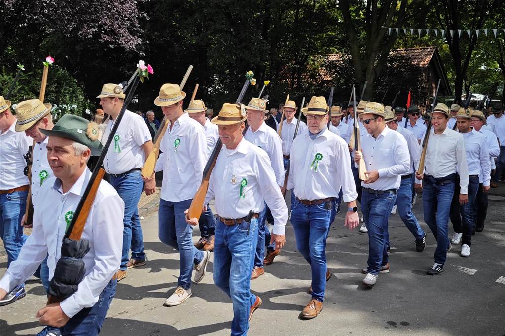 Viele befreundete Vereine aus Alstätte und Umgebung sind zum Jubiläum des Schützenvereins Schmäinghook gekommen. Alleine 15 Kutschen fuhren durch den Ort.