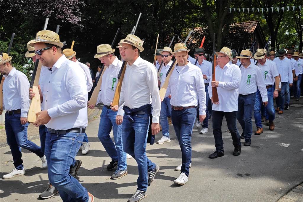 Viele befreundete Vereine aus Alstätte und Umgebung sind zum Jubiläum des Schützenvereins Schmäinghook gekommen. Alleine 15 Kutschen fuhren durch den Ort.