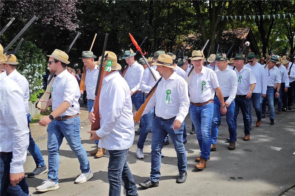 Viele befreundete Vereine aus Alstätte und Umgebung sind zum Jubiläum des Schützenvereins Schmäinghook gekommen. Alleine 15 Kutschen fuhren durch den Ort.
