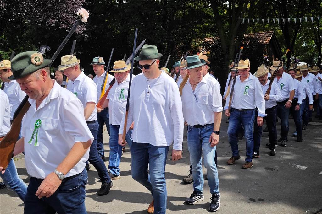 Viele befreundete Vereine aus Alstätte und Umgebung sind zum Jubiläum des Schützenvereins Schmäinghook gekommen. Alleine 15 Kutschen fuhren durch den Ort.