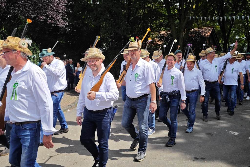 Viele befreundete Vereine aus Alstätte und Umgebung sind zum Jubiläum des Schützenvereins Schmäinghook gekommen. Alleine 15 Kutschen fuhren durch den Ort.