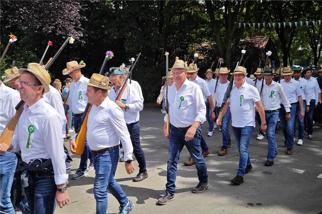 Viele befreundete Vereine aus Alstätte und Umgebung sind zum Jubiläum des Schützenvereins Schmäinghook gekommen. Alleine 15 Kutschen fuhren durch den Ort.