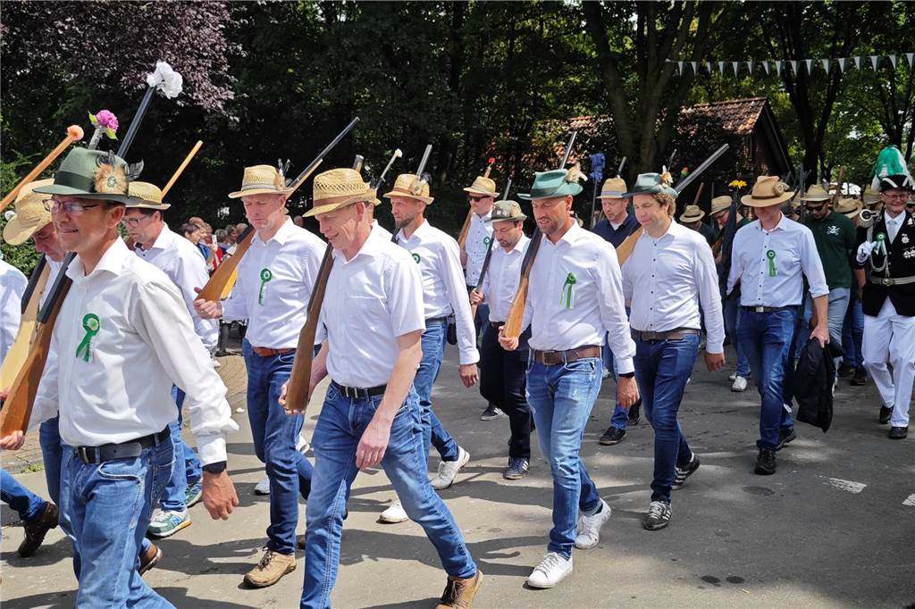 Viele befreundete Vereine aus Alstätte und Umgebung sind zum Jubiläum des Schützenvereins Schmäinghook gekommen. Alleine 15 Kutschen fuhren durch den Ort.
