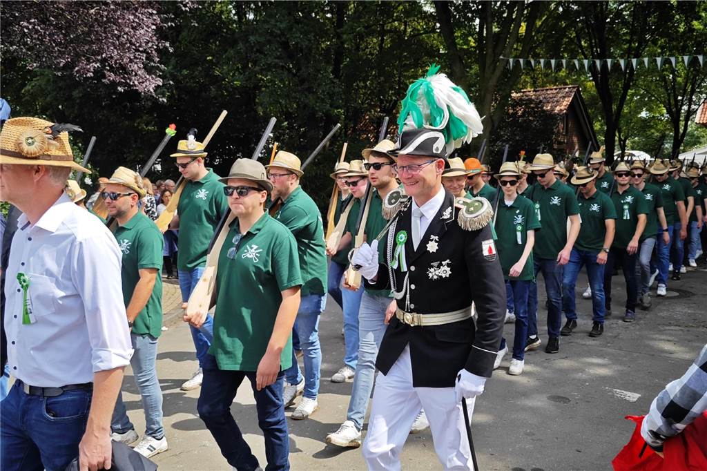 Viele befreundete Vereine aus Alstätte und Umgebung sind zum Jubiläum des Schützenvereins Schmäinghook gekommen. Alleine 15 Kutschen fuhren durch den Ort.